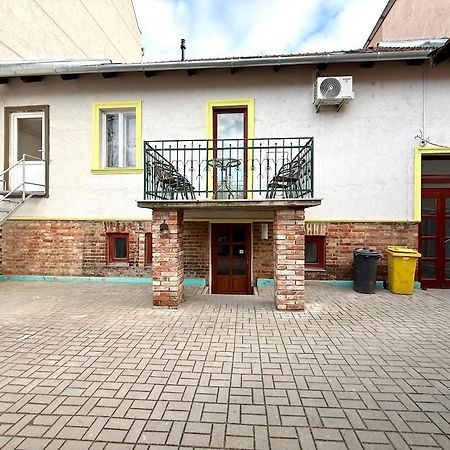 Hotel Kuriozum Vendeghaz à Szeged Extérieur photo